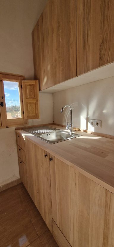 Cocina rústica con madera de roble rústica en puertas